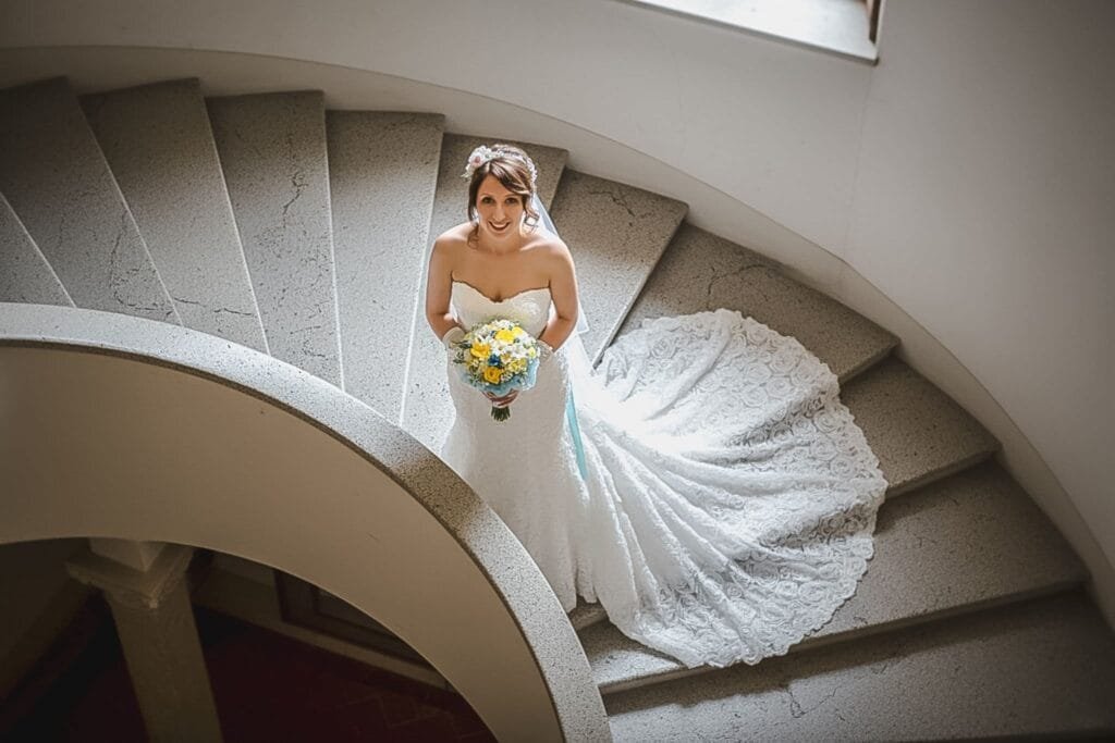 Mireasa Irina privind pe fereastră la Santa Maria in Tempulo, portret artistic în lumină naturală