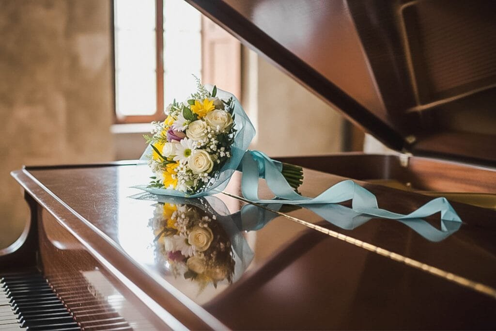 Mireasa Irina pe scara spiralată a bisericii Santa Maria in Tempulo, rochie elegantă și buchet pastel