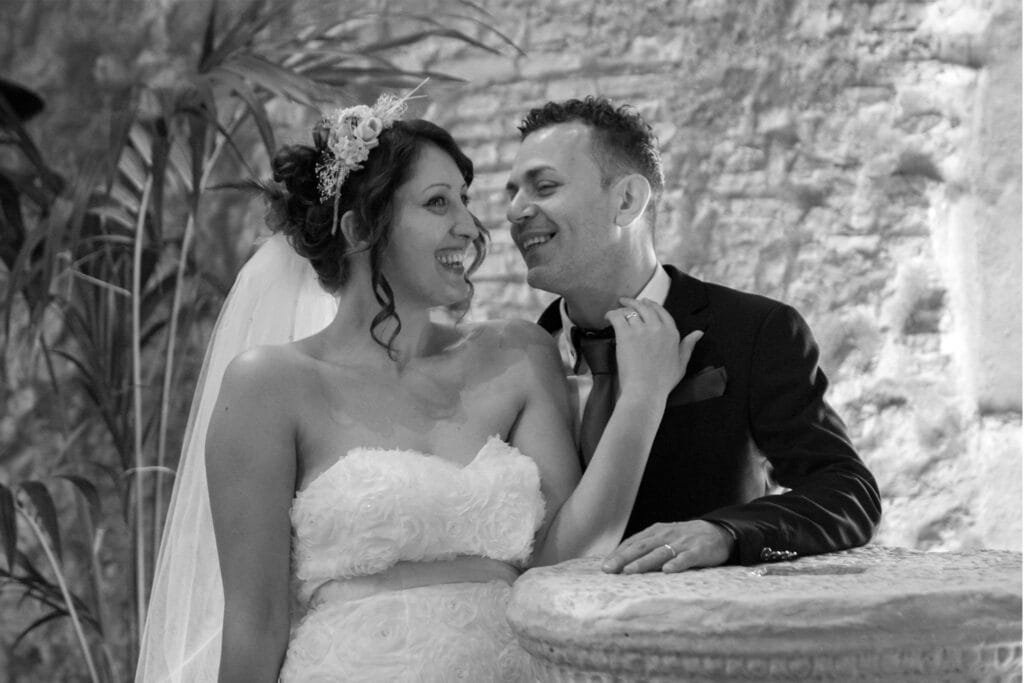 Buchet de mireasă cu panglică turcoaz așezat pe pian la Santa Maria in Tempulo, detaliu elegant de nuntă