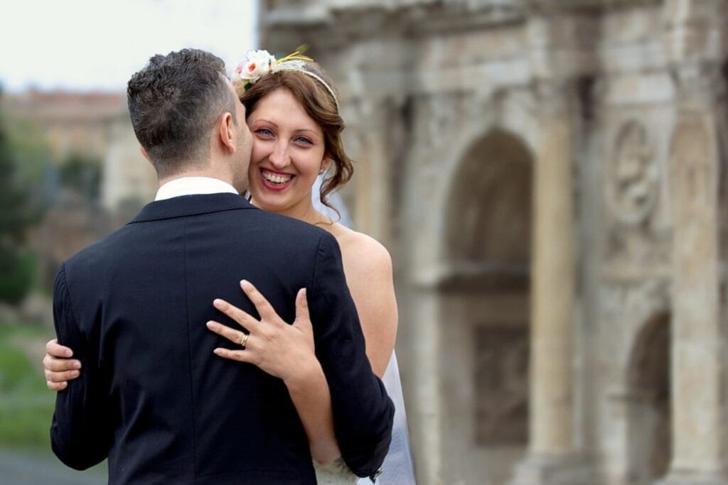 Fotografie de cuplu Irina și Gio la Colosseum și în parcul roman, fotograf nuntă Roma DaFilm.it