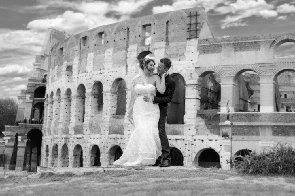Irina și Gio îmbrățișați în fața Colosseumului, fotografie de nuntă romantică Roma
