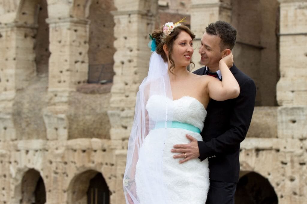 Portret de cuplu în fața Colosseumului, Irina și Gio în lumina caldă a zilei